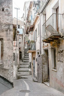 Straßenszene von Corigliano Calabro: charmante Architektur in ruhiger Atmosphäre