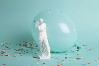 Photo art by Loulou von Glup: still life with colorful balloons and confetti at night