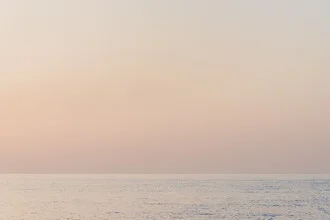 Fotokunst von Photolovers: Sonnenuntergang über dem Meer mit Pastellfarben.
