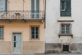 Fotografie von einem malerischen Gebäude in der Toskana mit bunten Fenstern und Balkon
