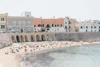 Beach view in Gallipoli: gentle waves and colorful beach houses