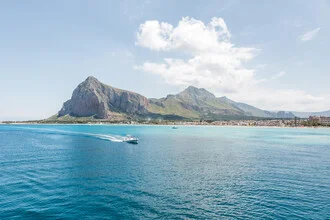 Fotokunst: ruhige Landschaft mit blauem Wasser und Bergen in Sizilien