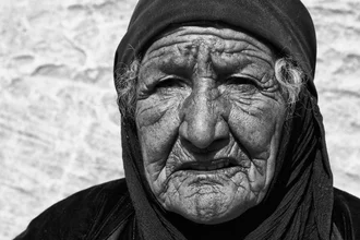 Black and white photo of an elderly Bedouin woman with wrinkles and deep insights.