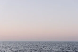 Fotokunst: lila Sonnenuntergang über dem Wasser in Italien mit sanften Wolken.