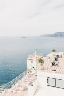 Entspannte Küstenlandschaft in Italien mit ruhigem Wasser und sanften Wellen.