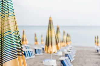 Fotografie eines ruhigen Strandes in Italien bei Sonnenlicht