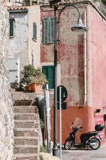 Straßenszene in Italien mit roten und grünen Akzenten, entspannte Stimmung