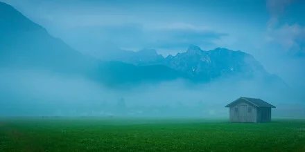Foggy Karwendel Mountains: sanfte Nebelschwaden über den Bergen im Sommer.