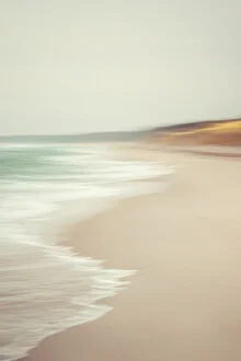 Fotokunst von Holger Nimtz: entspannter Spaziergang am Strand mit ruhigem Meerblick