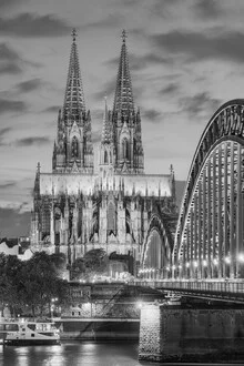 Black and white photo of Cologne Cathedral at twilight