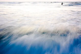 Fotokunst von Tal Paz-fridman: sanfte Wellenbewegungen am Ufer bei Dämmerung
