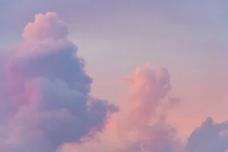 Wolkenbild mit sanften Pastellfarben, vermittelt eine ruhige Abendstimmung.