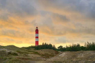 Fotokunst von Michael Valjak: Leuchtturm auf Amrum bei Sonnenuntergang