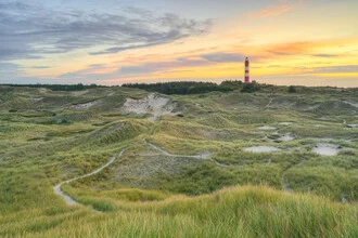 Fotokunst von Michael Valjak: Leuchtturm auf Amrum bei Sonnenaufgang am Meer.