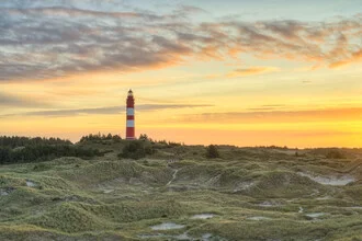 Fotokunst von Michael Valjak: Leuchtturm auf Amrum im Sonnenaufgang über der Nordsee.