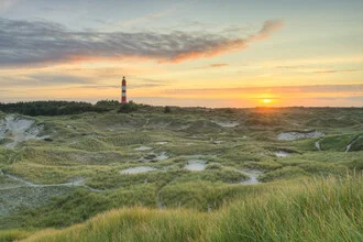 Sonnenaufgang über Dünen mit Blick auf den Leuchtturm auf Amrum