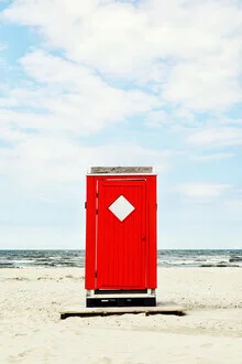 Fotokunst von Manuela Deigert: ruhige Szene am Strand mit Umkleidekabine