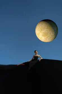 Fotokunst von Caterina Theoharidou: surrealistische Darstellung eines Mädchens mit dem Mond