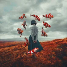 Fotokunst von Caterina Theoharidou: Mädchen mit Fischen in surrealer Umgebung