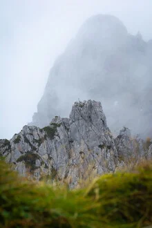 Fotokunst von Martin Wasilewski: Berggipfel in Nebel gehüllt, ruhige Stimmung