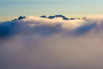 Fotokunst von Martin Wasilewski: Kaisergebirge im Nebelmeer bei Sonnenaufgang