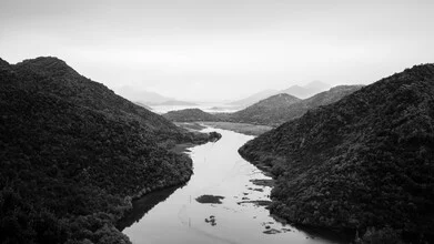 Fotokunst von Christian Janik: ruhige Aufnahme des Skadar-Sees in Montenegro