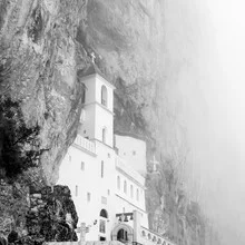 Fotokunst von Christian Janik: Felsige Kirche im Nebel von Montenegro
