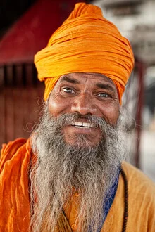 Porträt eines fröhlichen Sadhu aus Indien mit positiver Ausstrahlung.