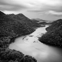 Fotokunst von Christian Janik: ruhiger Blick auf den Skadarsee in Montenegro