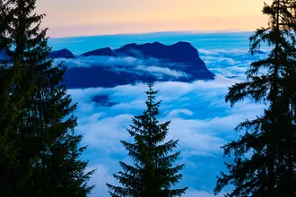 Fotokunst von Martin Wasilewski: sanfte Berge im Nebel bei Sonnenaufgang