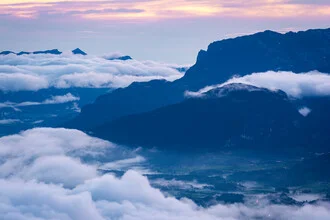 Fotokunst von Martin Wasilewski: Tiroler Berge über einem Nebelmeer bei Sonnenaufgang