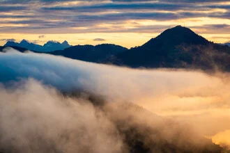 Fotokunst von Martin Wasilewski: Sonnenaufgang über den Loferer Steinbergen mit Nebel.