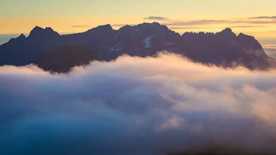 Fotokunst des Kaisergebirges bei Sonnenaufgang in sanften Herbstfarben und Nebel.