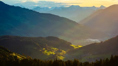 Fotokunst von Martin Wasilewski: sanfter Sonnenaufgang über den Kitzbüheler Alpen