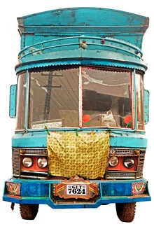 Fotokunst von Matthias Barth: blauer Truck vor farbenfrohem Hintergrund.