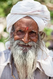 Porträt eines Sadhus mit durchdringendem Blick und positiver Ausstrahlung