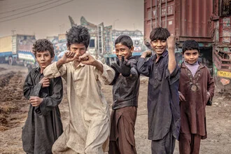 Fotokunst von Matthias Barth: Kinder im kraftvollen Kampfspiel in Pakistan.