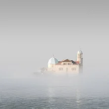 Fotokunst von Christian Janik: Nebel um die Kirche der Lady of the Rock in Montenegro.
