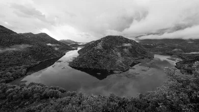 Fotokunst von Christian Janik: Flussschleife im Skadar-Nationalpark in Montenegro
