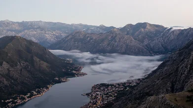 Fotokunst von Christian Janik: sanfter Sonnenaufgang über der Stadt Kotor in Montenegro