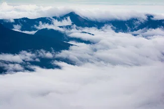 Fotokunst von Martin Wasilewski: Nebelwelle über den Alpen von Bayern