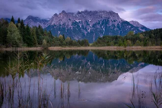 Fotokunst von Martin Wasilewski: Blick auf den Karwendel bei Dämmerung mit ruhigem See.