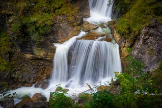 Fotokunst von Martin Wasilewski: Kuhflucht Wasserfall in den Alpen mit sanften Wasserströmen
