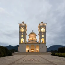Fotokunst von Christian Janik: Kirche von St. Jovan Vladimir bei Sonnenuntergang
