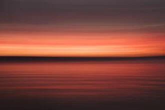 Sonnenuntergang an der Ostsee mit sanften Wellen und romantischer Abendstimmung.
