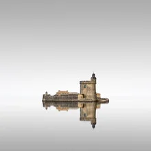 Fotokunst von Ronny Behnert: Fort Louvois in der Bretagne am Atlantik mit ruhiger Wasseroberfläche.