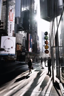 Stadtansicht im Gegenlicht mit Silhouetten von Wolkenkratzern und urbanem Leben