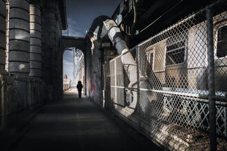 Moment auf der Manhattan Bridge: Menschen genießen die Stadt und ihre Atmosphäre.