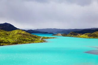 Fotokunst von Victoria Knobloch: ruhige Lagune mit blauen Wasser und Bergen im Hintergrund
