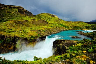Fotokunst von Victoria Knobloch: Wasserfall in den Anden mit sanften Bergen im Hintergrund